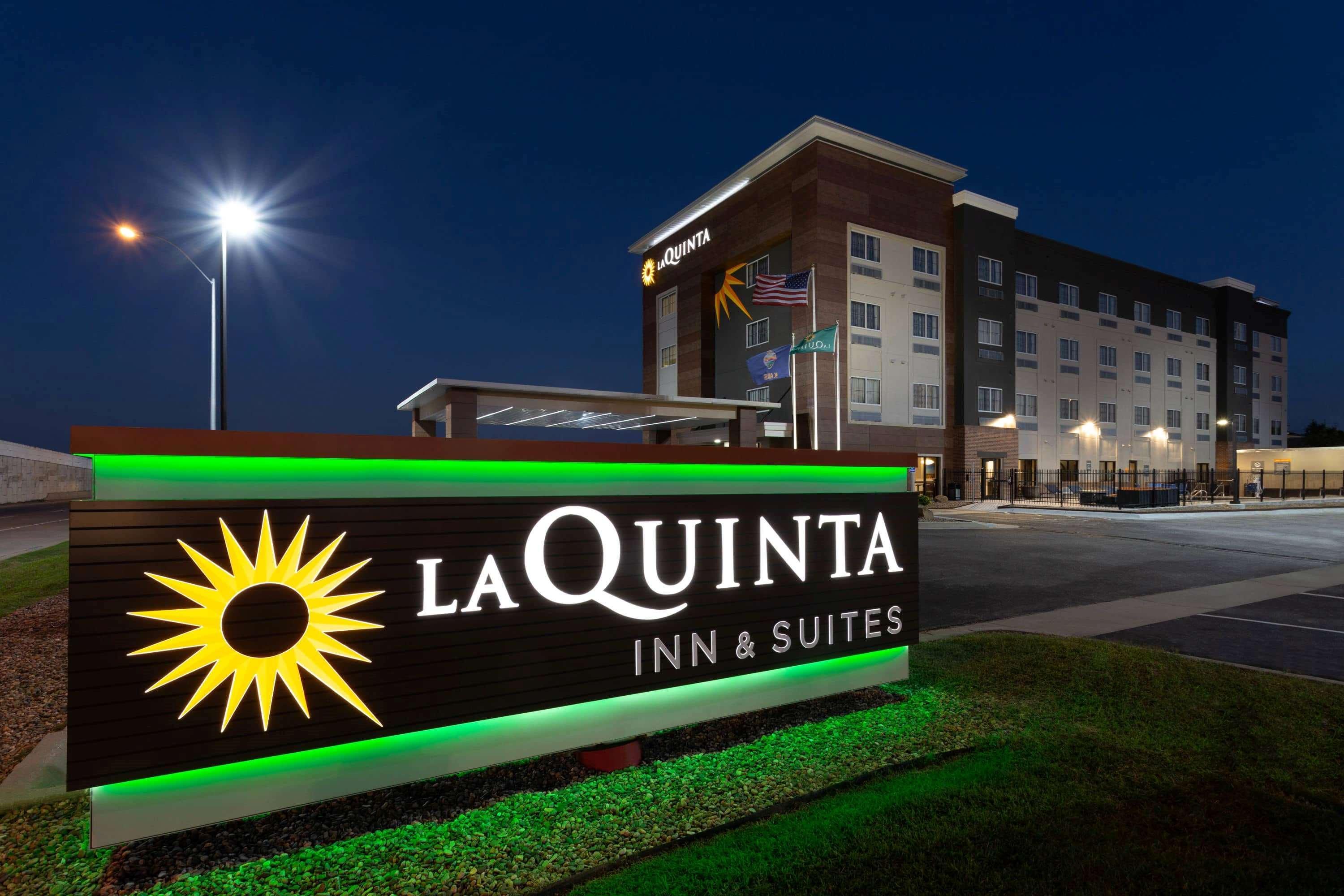La Quinta By Wyndham Wichita Airport Hotel Exterior photo